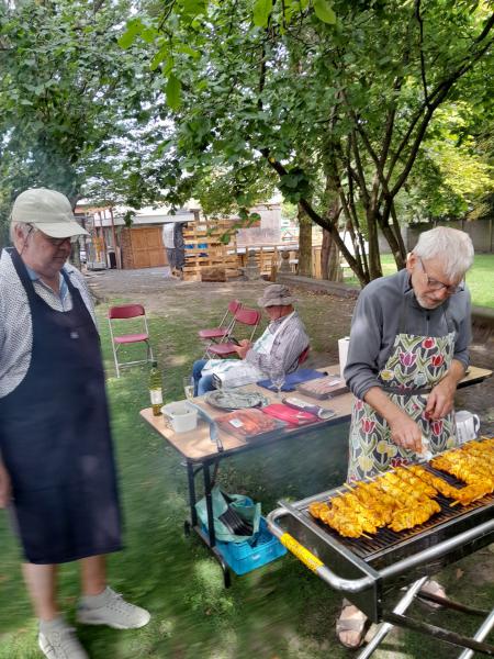 De mannen van de vrouwelijke vrijwilligers stonden achter het vuur@Paula 
