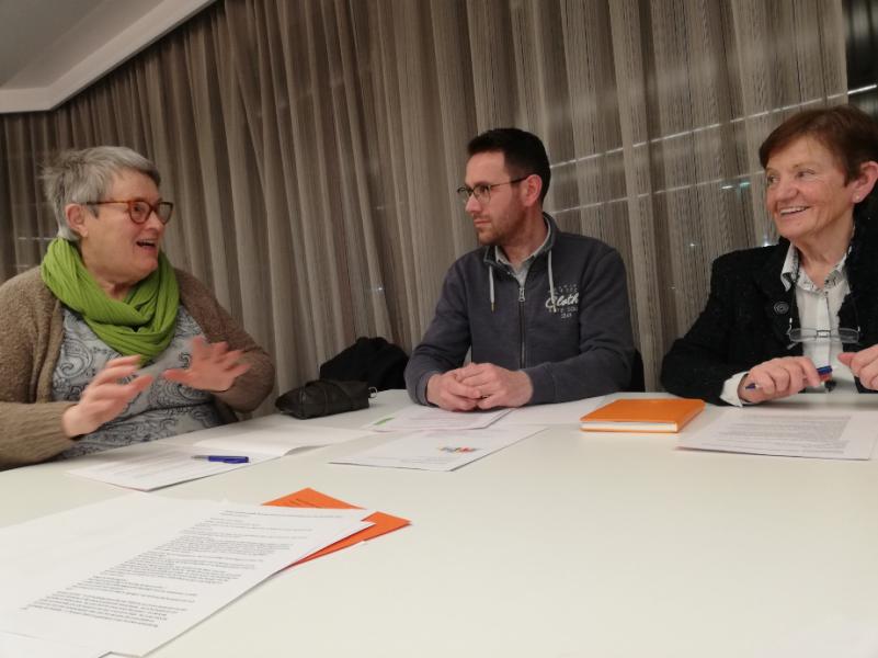 Leen Dehaemers (Nieuwpoort), parochieassistent Stefaan Pollet (Esen-Diksmuide) en Christine Hemeryck (Koksijde) 