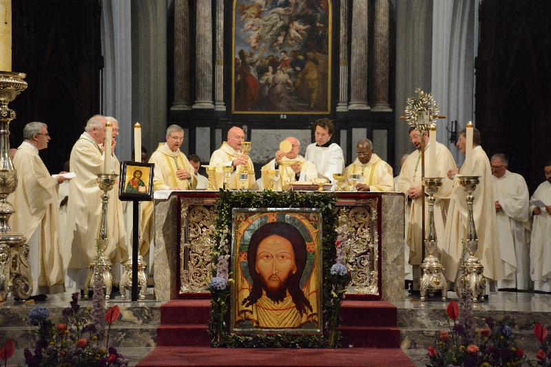 De dankviering in de Antwerpse kathedraal met van links naar rechts mgr. Johan Bonny, diaken Luc Braeckman, hoofdcelebrant mgr. Vincenzo Paglia, ceremoniaris Olivier Lins, apostoliishe nuntius mgr. Augustine Kasujja en mgr. Jean-Pierre Delville © Sant'Egidio