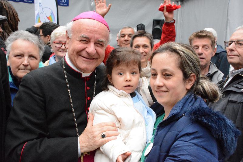 Mgr. Vincenzo Paglia met Syrische vluchtelingen in Antwerpen ter gelegenheid van 50 jaar Sint-Egidiusgemeenschap © Sant'Egidio