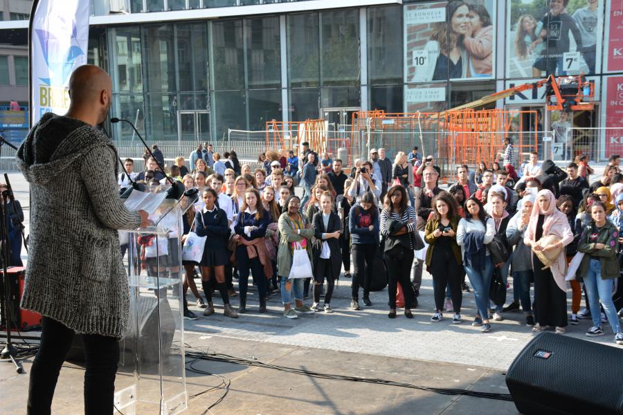 Mohamed El Bachiri spreekt de scholieren op het Brusselse Muntplein toe © Filip Wieërs - Sant'Egidio