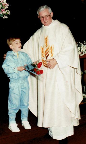 pastoor Frans Van Nueten bij een eerste communie © parochiearchief