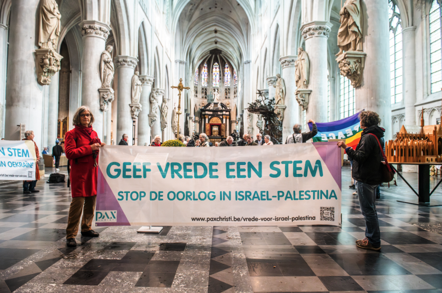De flashmob van Pax Christi begon op de IJzerenleen in Mechelen en eindigde in de kathedraal.  © Andreas Van Esbroeck