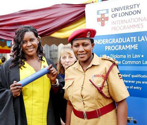 Susan Kigula behaalde in haar gele gevangenisuniform haar eerste diploma rechten  © RR