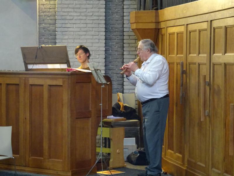 Gilbert Schyvens, blokfluit en Tom Van der Plas aan het orgel luisterden de concertmis van 6 oktober muzikaal op © Marjo Perry