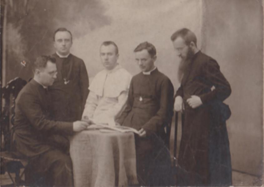 de vierde van links is waarschijnlijk pastoor Remi Tilemans 