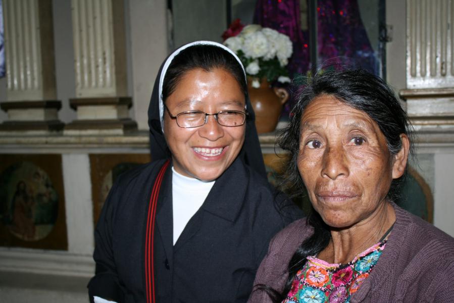 Zuster Silvia Pérez met een inheemse vrouw © Vrienden van Eric Gruloos