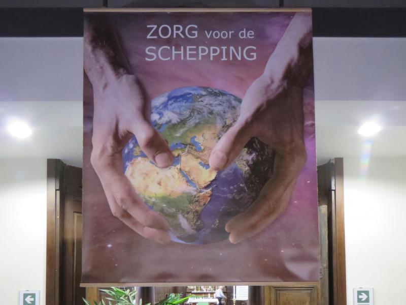 Een reuzegrote foto bij het binnengaan van de kerk © Sint Martinus Olen CM