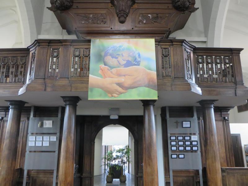 Ook binnen in de kerk een opvallende foto van de aarde © Sint Martinus Olen CM