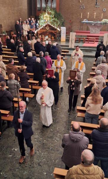 De symbolen van gemeenschap verlaten de kerk © © Luc Van de Sype