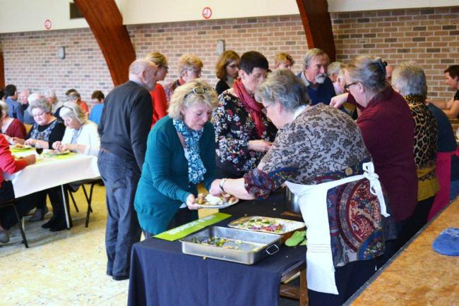 vrijwilligers helpen aan het buffet van het solidariteitsmaal te Meerdonk 2018 © Kerk Stekene en Sint-Gillis-Waas