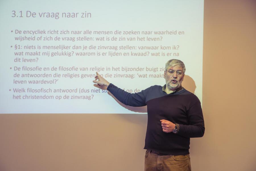 Piet Raes doceert de cursus 'Geloof op zoek naar rede' © HDGI