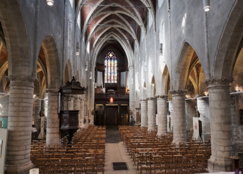 zicht op het voorportaal en orgel. 