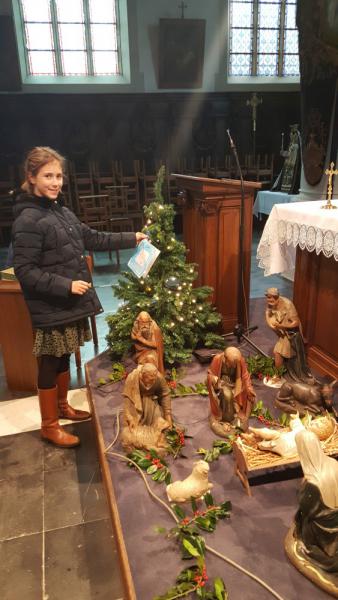 Vormeling Merel hangt een kerstwens aan de kerstboom van Sint-Pauwels 