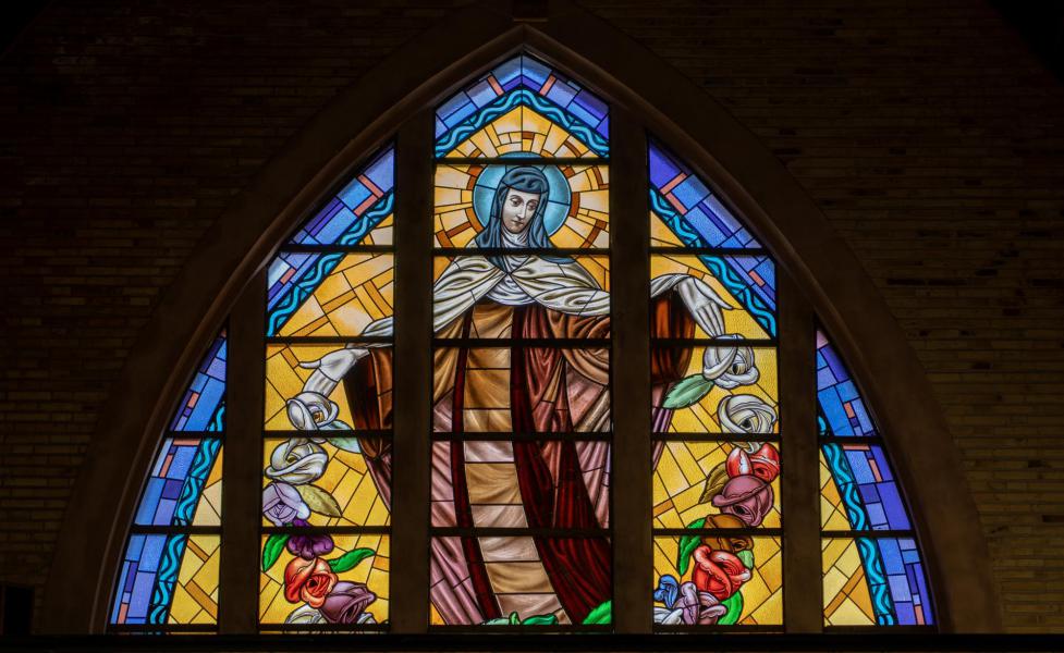 Sint-Theresia strooit rozen als zegeningen over de aarde © Studiokto