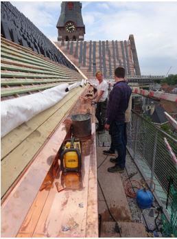 Zicht op de hangende stelling, nieuwe goten, nieuwe leien en nieuw onderdak © Chris Van der Meeren