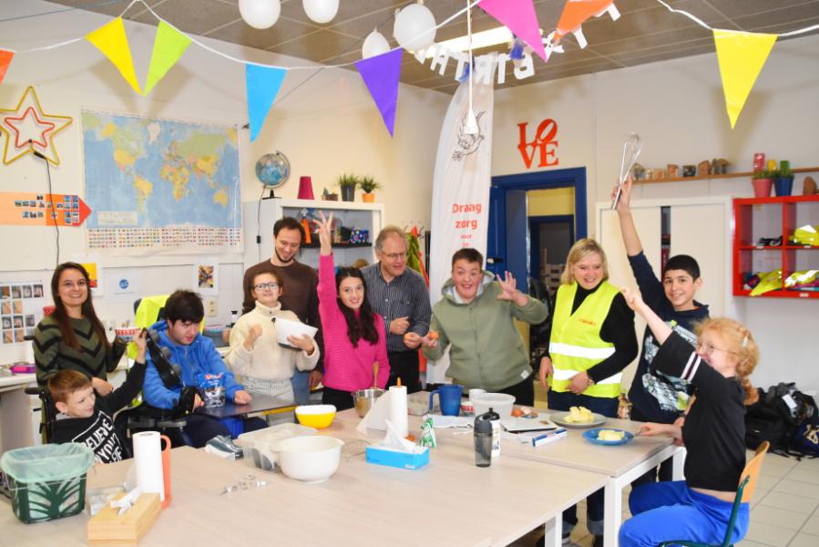 De kinderen van klas West van het BuSo Windekind in Leuven bakken cakejes om ze straks te verkopen.  © Tony Dupont 