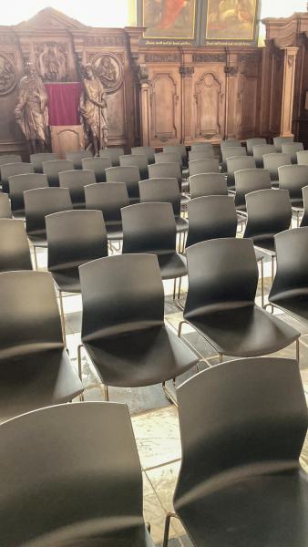 Nieuwe Kerkstoelen in Beveren Sint-Martinus © Parochie De Goede Herder in BKZ