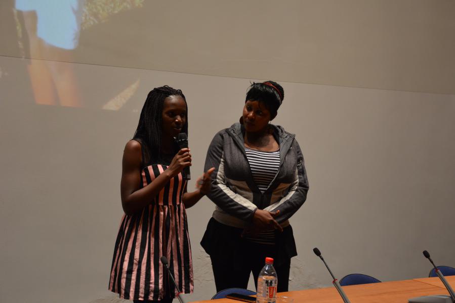 Susan Kigula met haar dochter Letecia in een aula van de Sint-Andriescampus in Antwerpen © Sant'Egidio