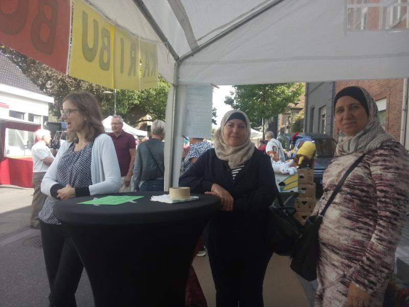 De Syrische dames, Aliaa en vriendin, brachten een Syrische specialiteit mee. © Kerk Stekene en Sint-Gillis-Waas