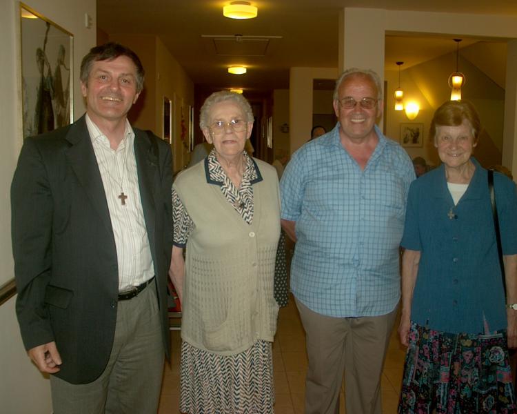 2009 augustus in Munsterbilzen klooster  Pastoor Tony en neef missionaris Tony Schildermans Zr. Antonia en Zr. Maria-Angèle Schildermans 