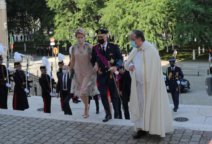 De Koning en de Koningin worden aan de Sint-Michiels- en Sint-Goedelekathedraal verwelkomd door de nieuwe deken van Brussel-Centrum, Benoît Lobet © Vicariaat Brussel