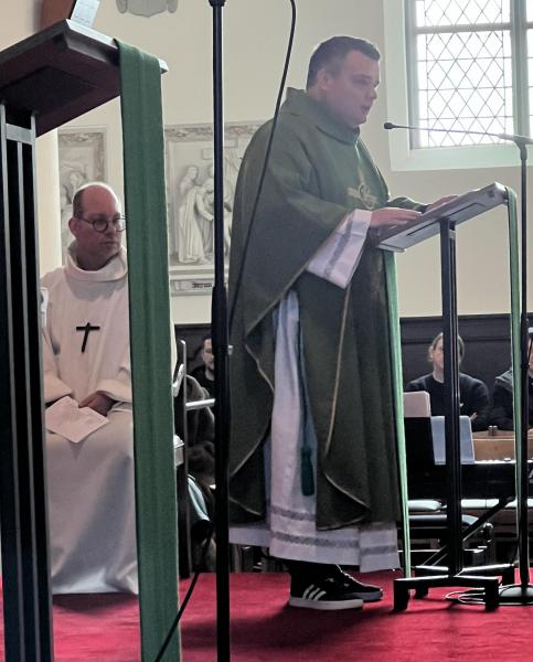 Priester Mick vertelt wat van de vormelingen verwacht wordt © Dirk Bellens