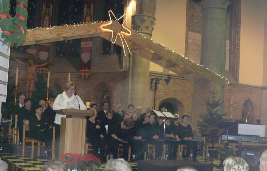 Toelichting bij de kerststal door Berenice Bogaert tijdens het kerstconcert op zondag 17 december 2017 