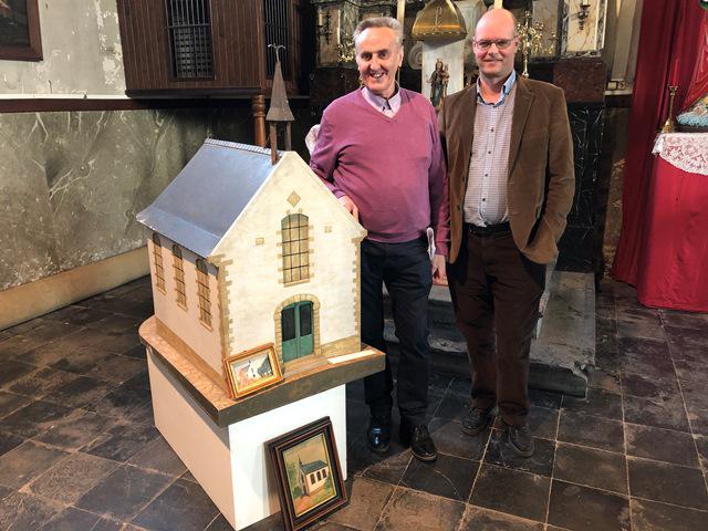 De maquette van de 'witte kapel' was ook op de tentoonstelling aanwezig. Walter en Johan hebben ze bewaakt voor de eigenaars... © Alexander Vandaele