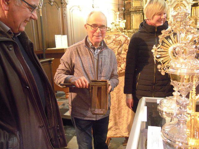 Romain gaf graag een woordje uitleg bij de religieuze objecten van de kerk. © Esther Sonck