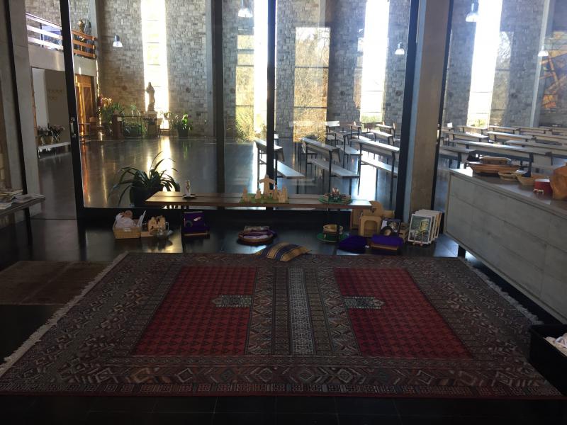 Zicht op de kerk vanuit de Godly Play ruimte © Katie Velghe