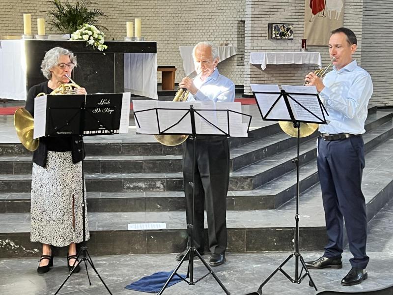 Het hoorntrio van Sabine Van Dingenen, Ernest Maes en Michiel Van Camp verzorgden de concertmis van zondag 7 september 2025. © Dirk Bellens