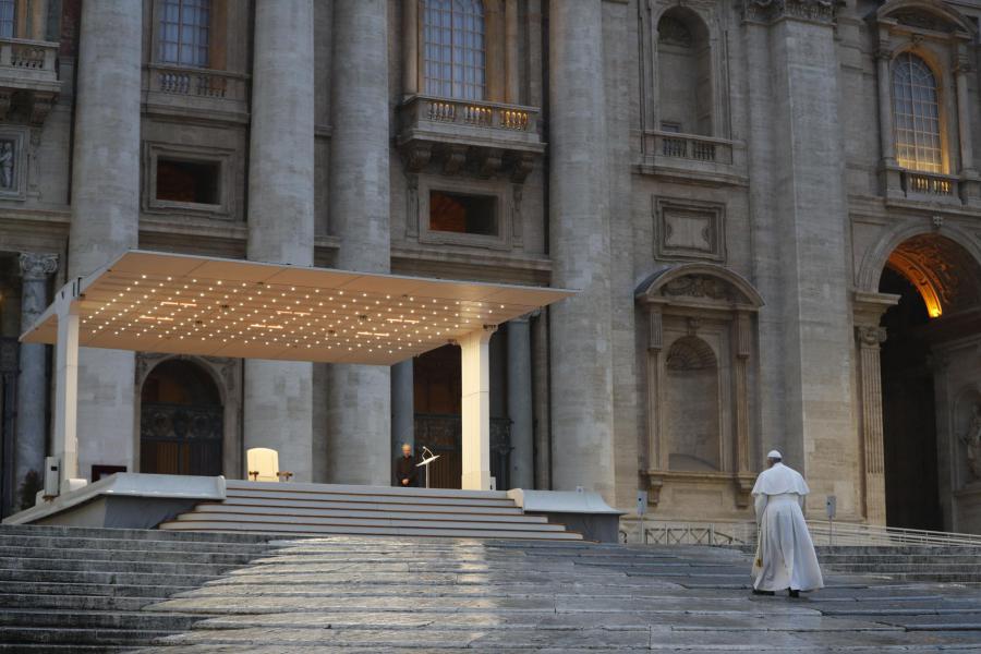 Paus Franciscus tijdens de bijzondere Urbi et Orbi-zegen vrijdagavond 27 maart © VaticanMedia