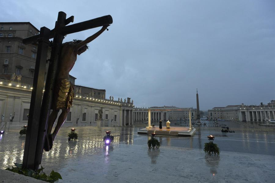 Paus Franciscus tijdens de bijzondere Urbi et Orbi-zegen vrijdagavond 27 maart © VaticanMedia