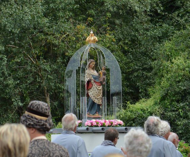 Het beeld Virga Jesse maakt om de zeven jaar een omgang. © Kerk Stekene en Sint-Gillis-Waas