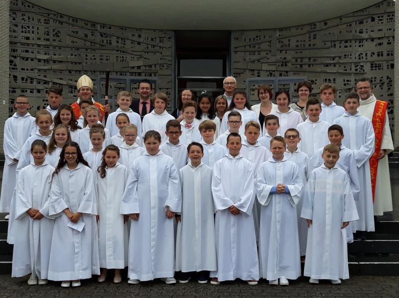 Vormelingen aan de Onze-Lieve-Vrouw ter Duinenkerk te Koksijde © Blanckaert