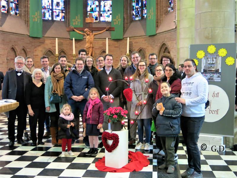 groepsfoto na de viering van de koppels samen met de werkgroep 