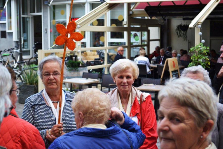 Doorheen de straten van Hasselt volgen we de bloem van Magda en Chris. © Kerk Stekene en Sint-Gillis-Waas