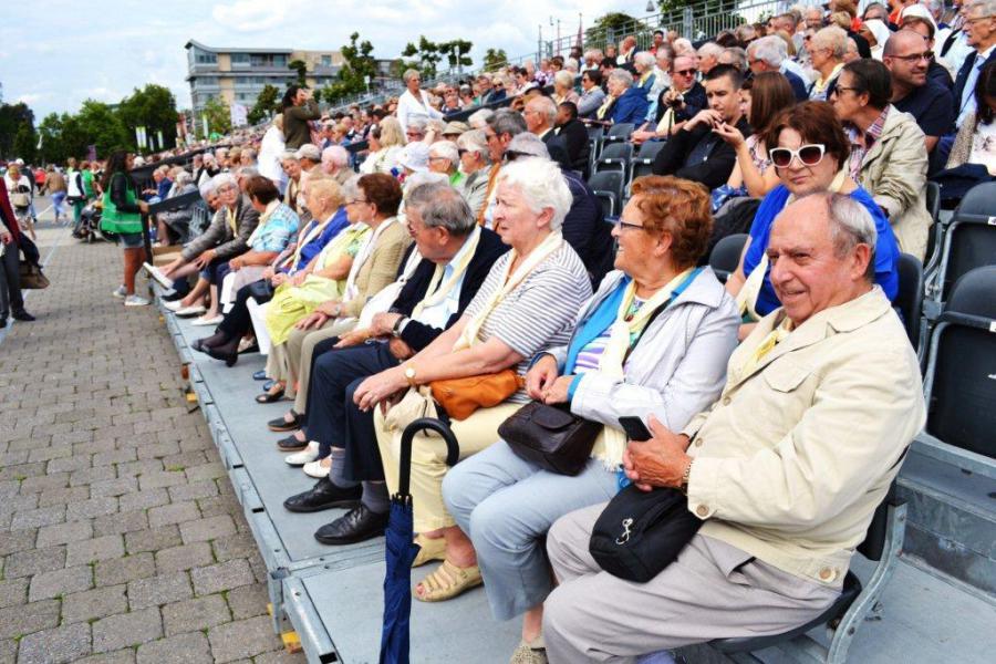 We zitten op de eerste rij van de tribune. © Kerk Stekene en Sint-Gillis-Waas
