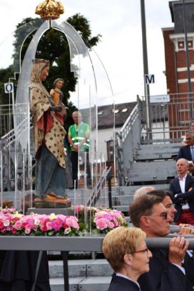 Het beeld Virga Jesse maakt om de zeven jaar een omgang. © Kerk Stekene en Sint-Gillis-Waas