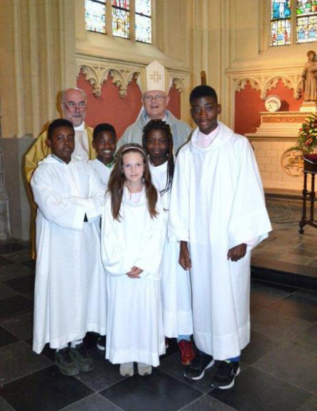 Onze misdienaars dienen in de Pontificale eucharistieviering met bisschop Hoogmartens en Pastoor Van Steen © Kerk Stekene en Sint-Gillis-Waas