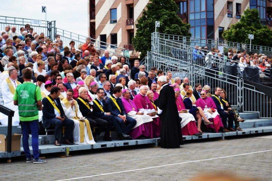 Rechtover ons is de tribune met de hoogwaardigheidsbekleders. © Kerk Stekene en Sint-Gillis-Waas