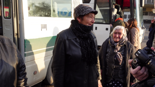 Ouderen, vrouwen en kinderen keren met bussen vanuit Jerevan terug naar Stepanakert © Dustin Hoffmann