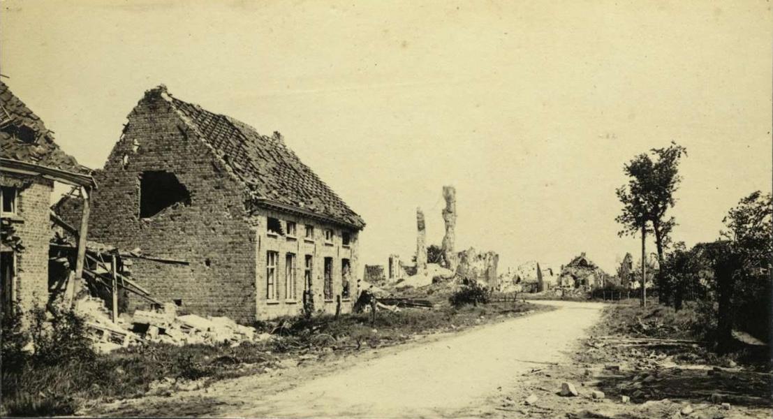 Mannekensvere tijdens de oorlog. Resterende twee pijlers kerk... (midden foto) © Von Bertmuth-collectie Ronny Van Troostenberghe
