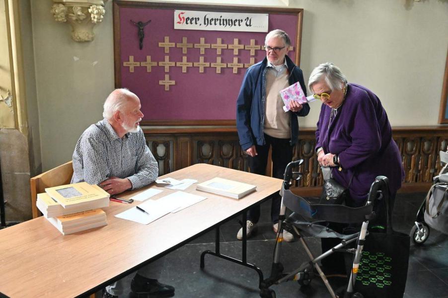 met interesse voor het boek 