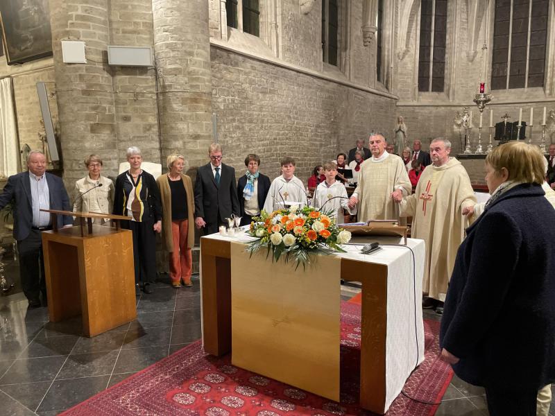 Voorgangers, misdienaars en medewerkers bij het Onze Vader rond het altaar 