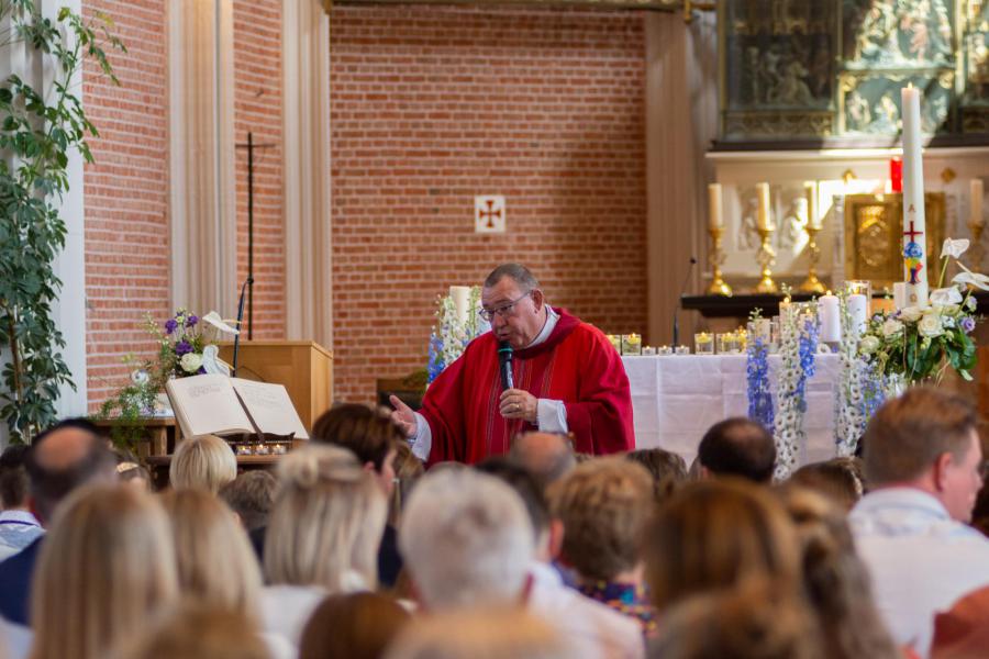 De vormheer spreekt de vormelingen toe © Sentenz