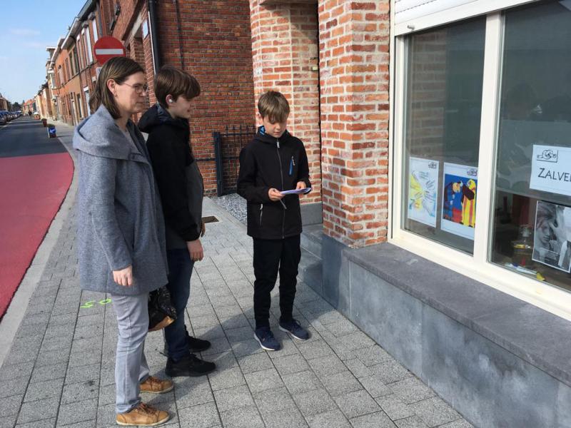 Vormeling Alexander koos om de vormseltocht in Sint-Gillis-Waas te doen met het hele gezin (vader name de foto) © Parochie Heilige Helena