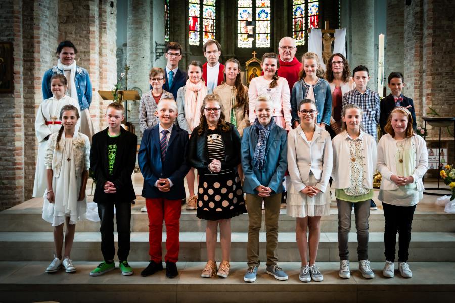 Groepsfoto vormselviering 2017 in de kerk van Esen. 