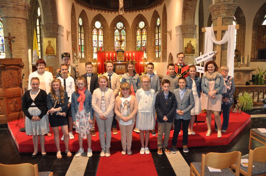 Groepsfoto vormselviering 2017 in de kerk van Pervijze. 